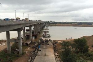 В китайской провинции Цзянси рухнул мост, по которому ехали авто