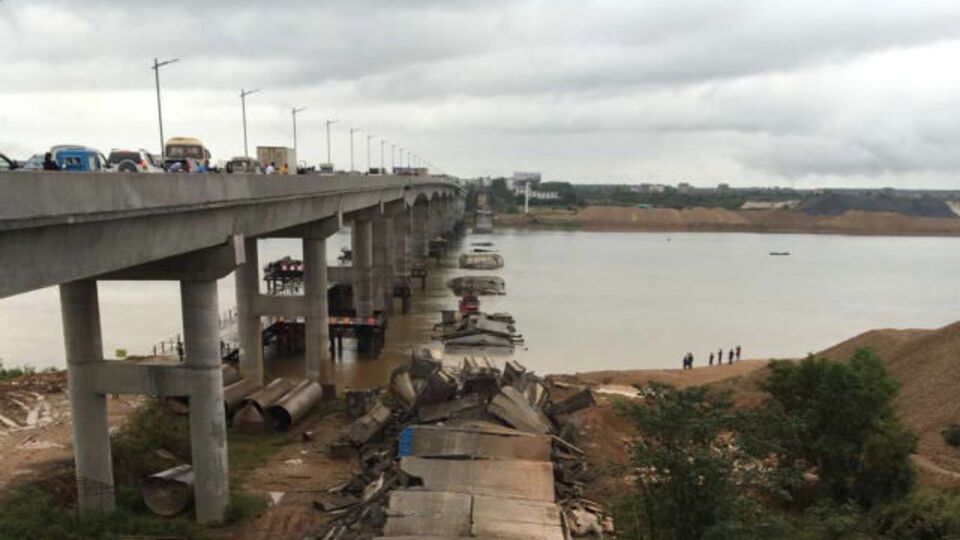 В китайской провинции Цзянси рухнул мост, по которому ехали авто