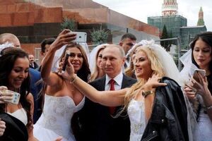 Московские невесты устроили селфи с Путиным