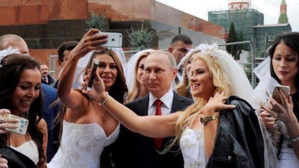 Московские невесты устроили селфи с Путиным