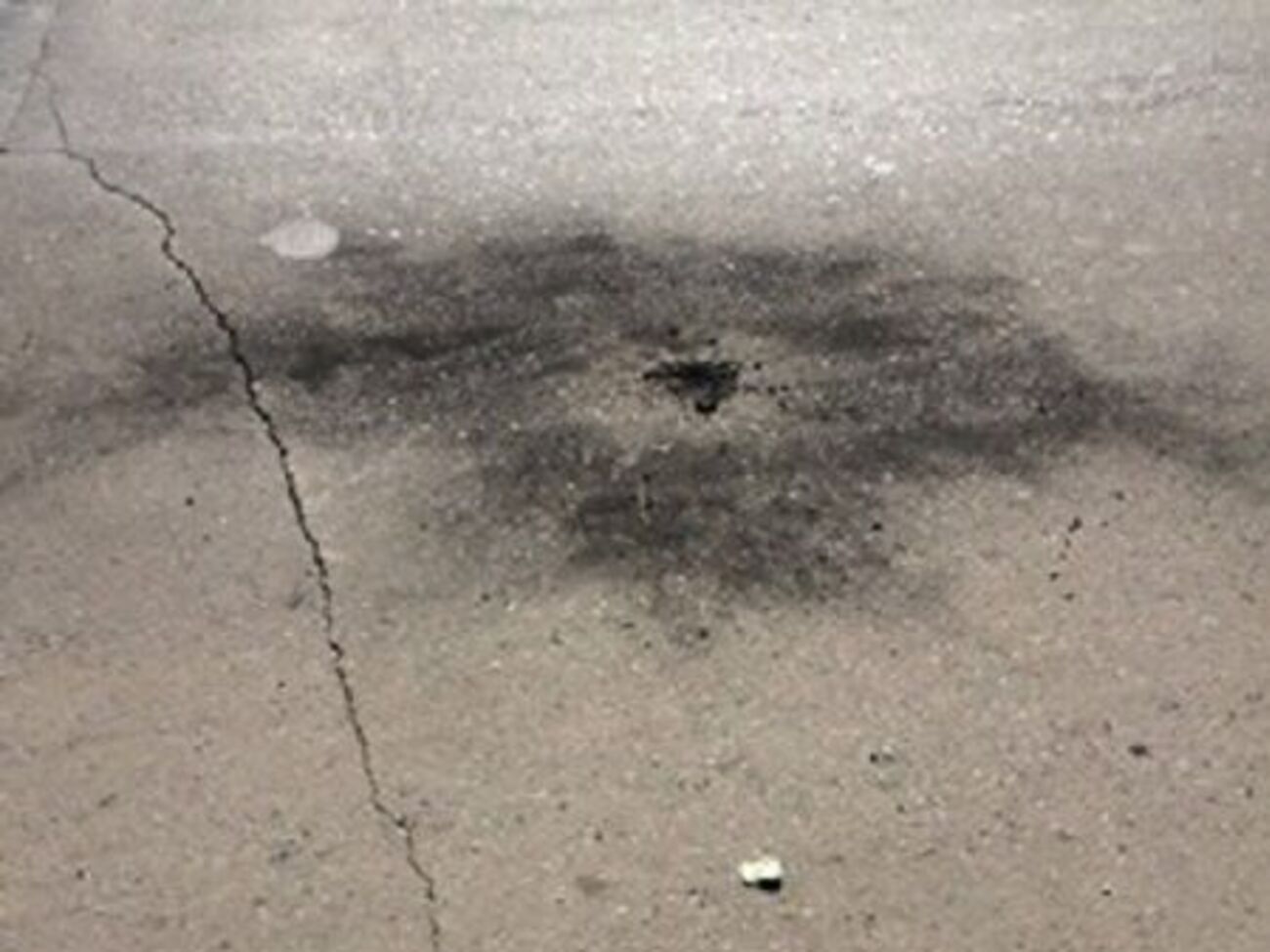 Асфальт поврежден на месте взрыва
