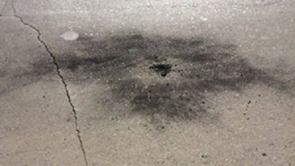 Асфальт поврежден на месте взрыва