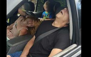 Женщина на переднем сиденье "отключилась" первой, водитель – вскоре после остановки машины полицией