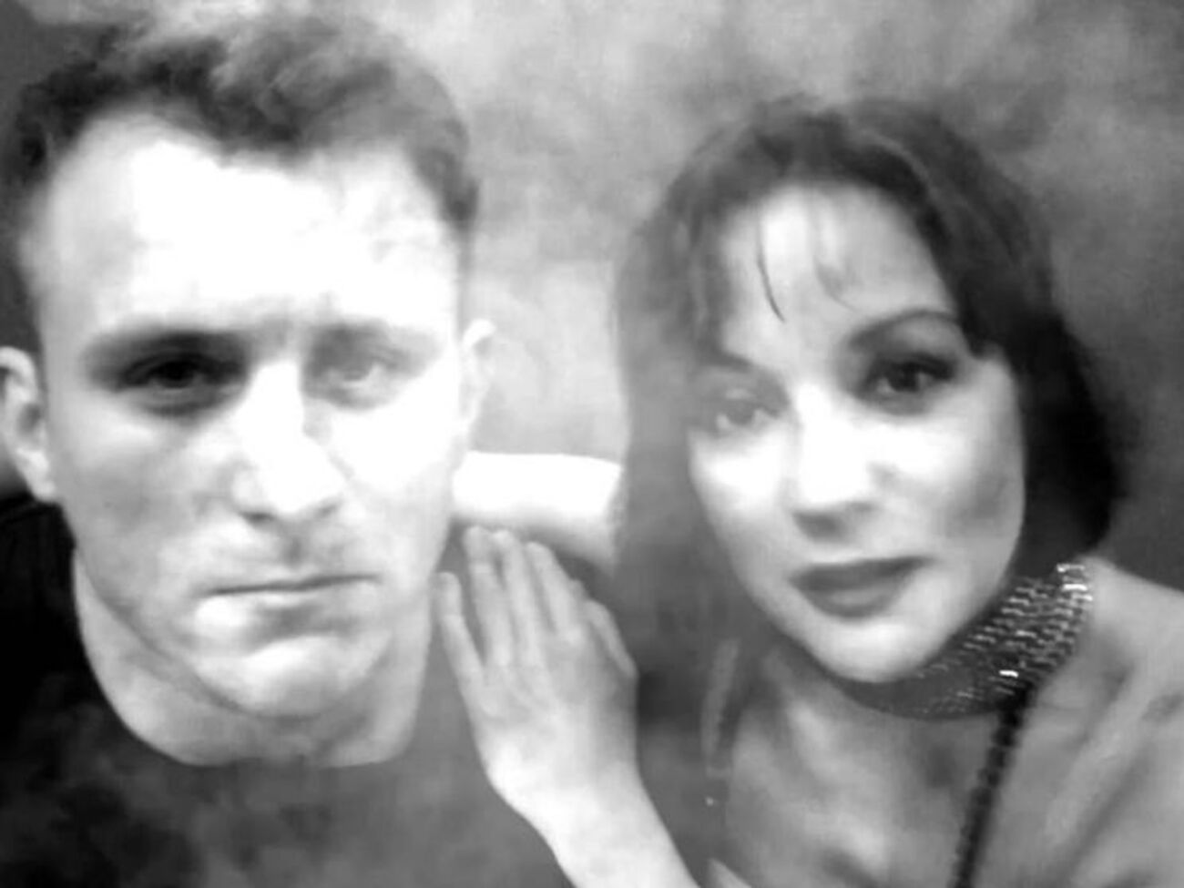 Буланова (справа) снялась в черно-белом ролике