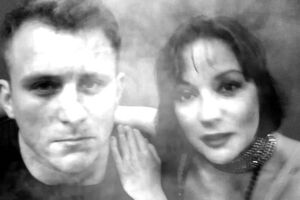 Буланова (справа) снялась в черно-белом ролике