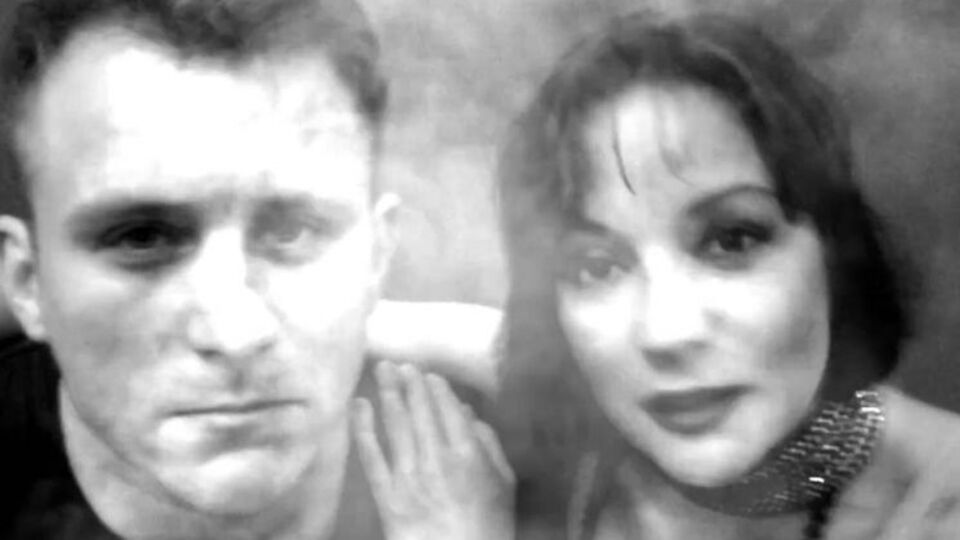 Буланова (справа) снялась в черно-белом ролике