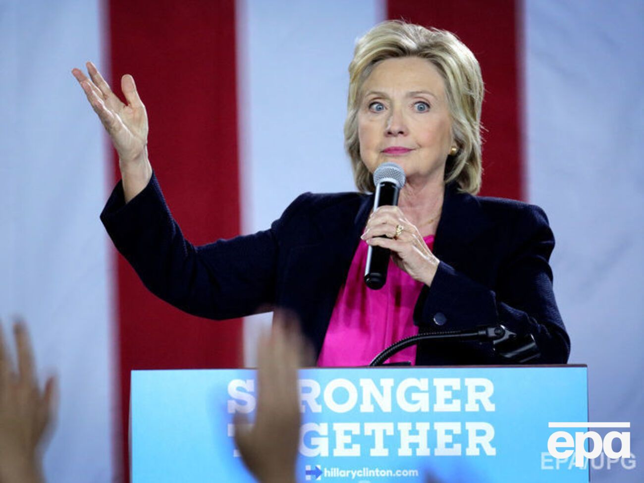 Клинтон отправилась на траурные мероприятия, несмотря на пневмонию