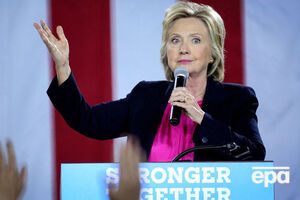 Клинтон отправилась на траурные мероприятия, несмотря на пневмонию