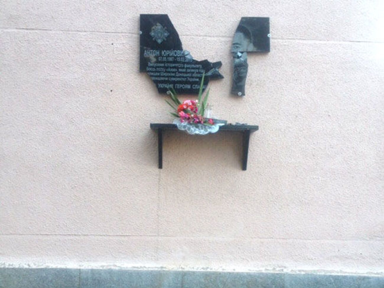 Полиция ищет неизвестных, повредивших памятные доски