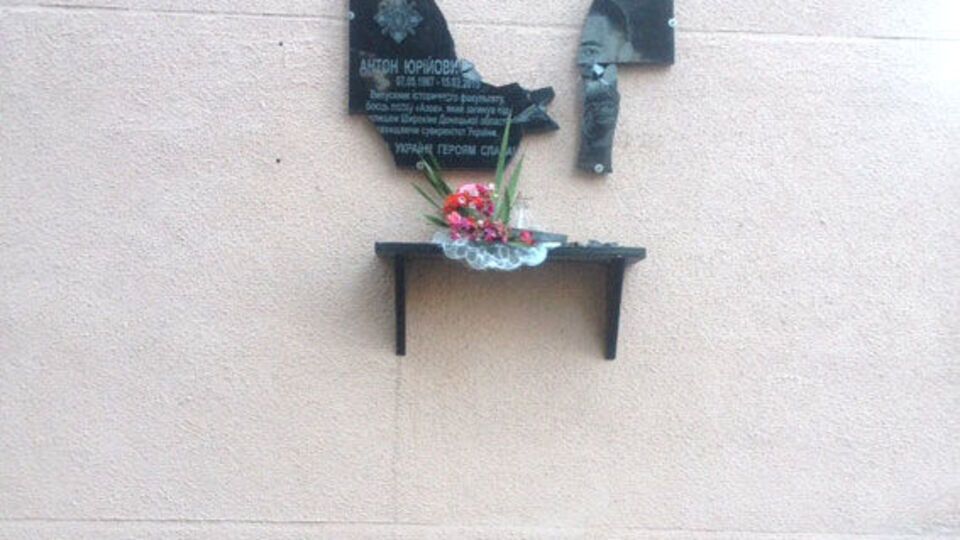 Полиция ищет неизвестных, повредивших памятные доски