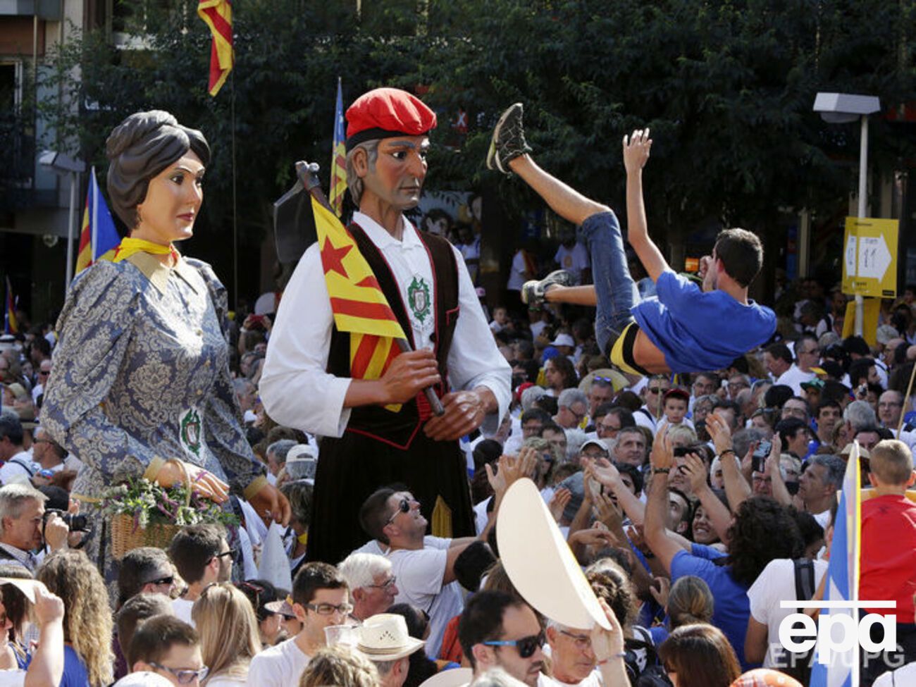 Сотни тысяч человек вышли на улицу в поддержку независимости Каталонии