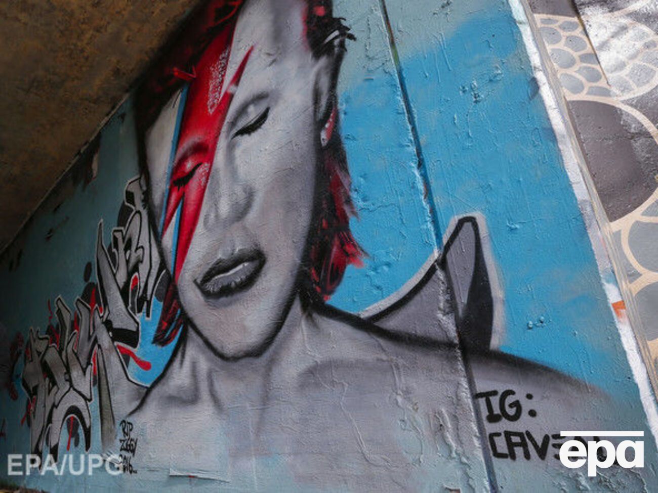 Поклонники своеобразно отдают дань памяти Боуи