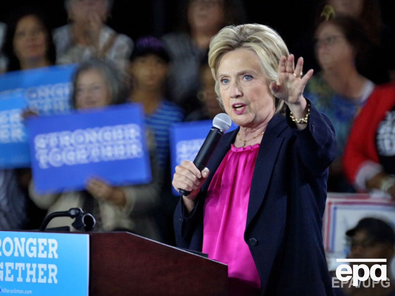 Клинтон отменила поездку из-за болезни