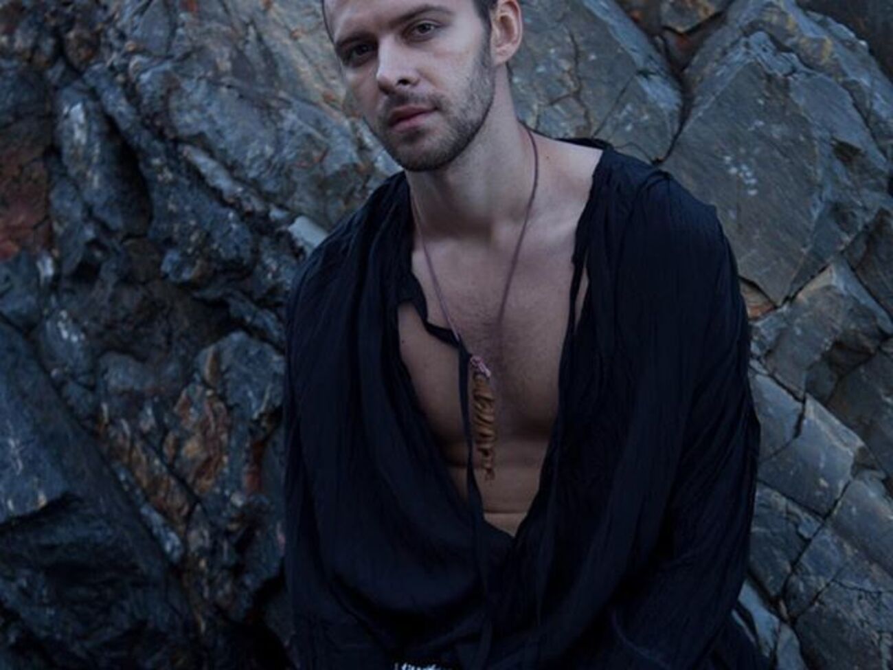 Обложка диска выполнена в стилистике 1990-х годов