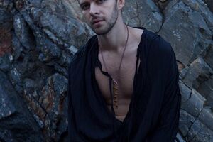 Обложка диска выполнена в стилистике 1990-х годов