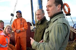 Варламов о куртке Медведева: Какие нашивки были срезаны, непонятно