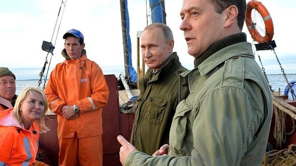 Варламов о куртке Медведева: Какие нашивки были срезаны, непонятно