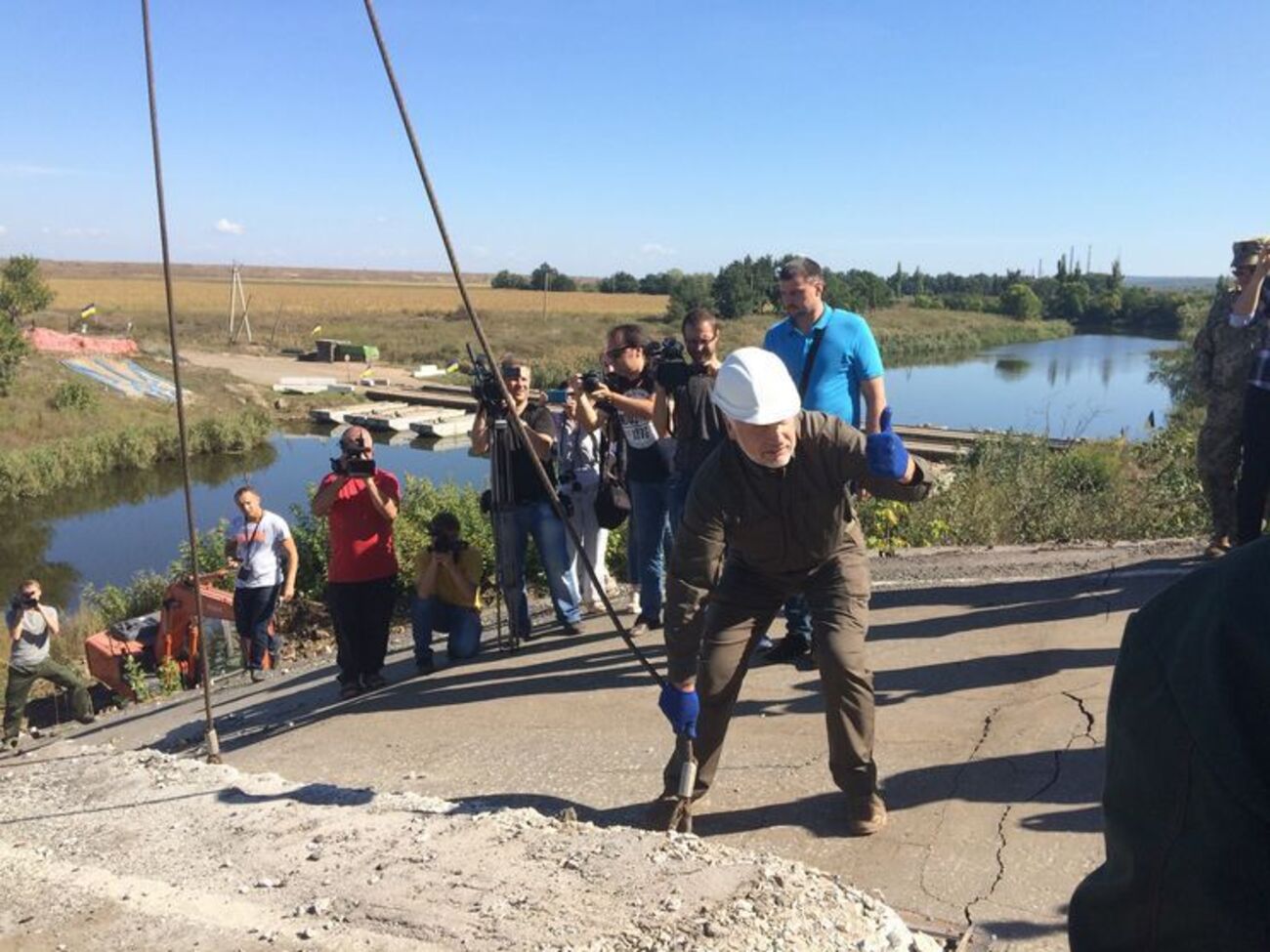 Жебривский дал старт восстановления моста через реку Казенный Торец около Славянска