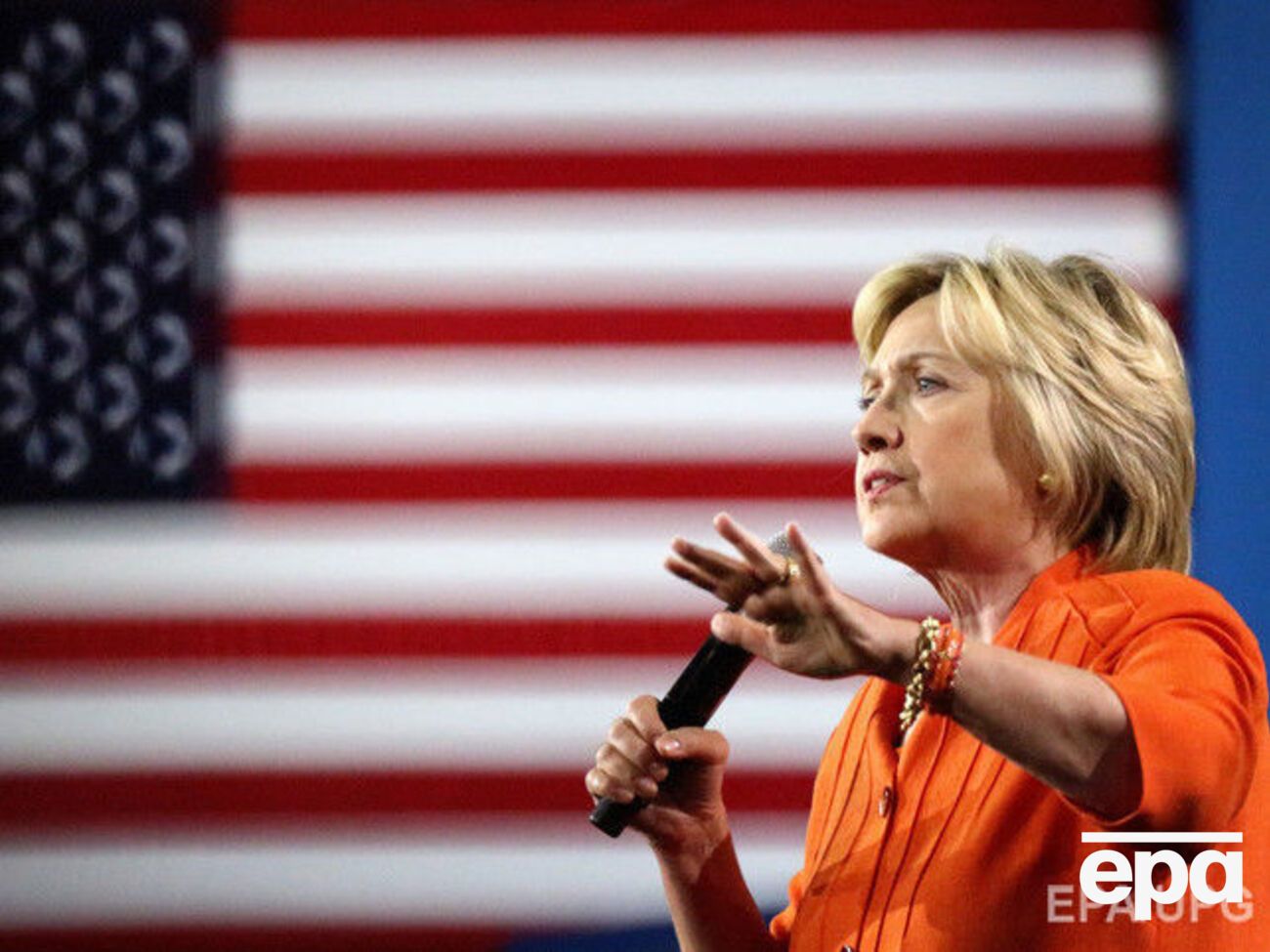 Клинтон вернется в избирательную гонку до конца недели, заверили в ее штабе