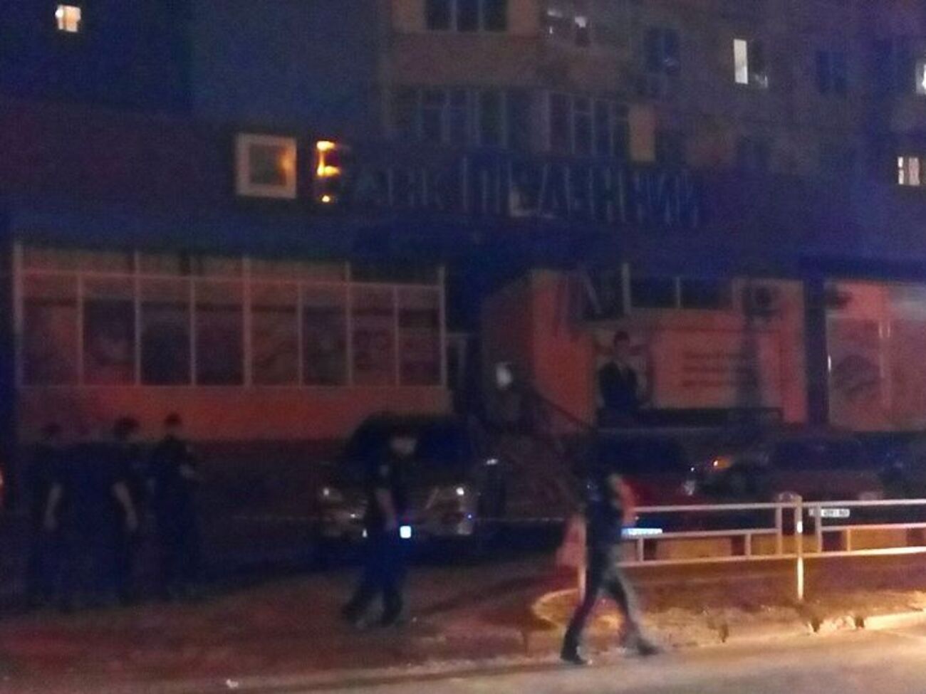 Полиция: В результате взрыва повреждены входные двери в отделение