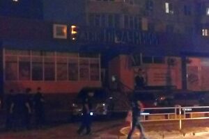 Полиция: В результате взрыва повреждены входные двери в отделение