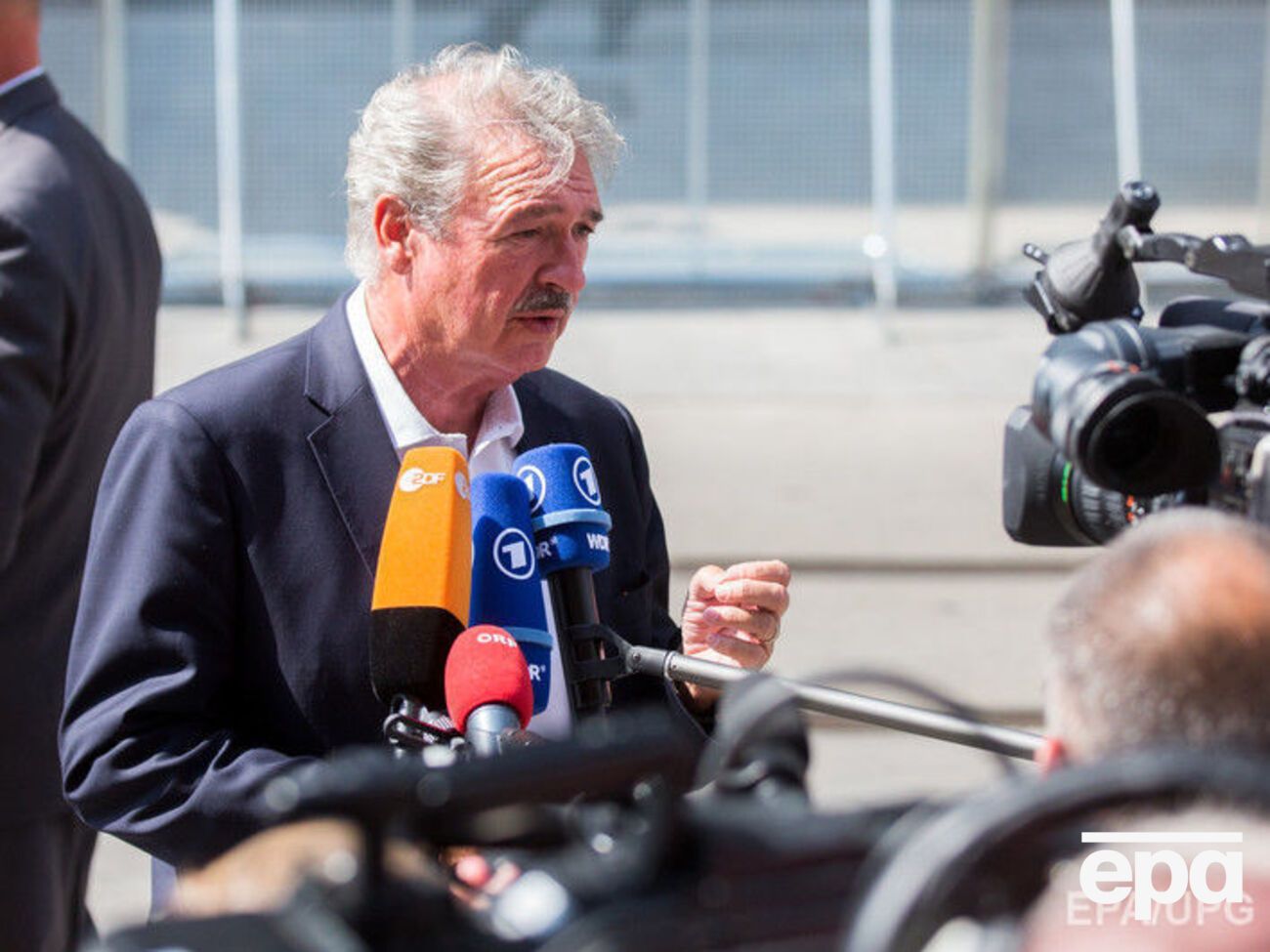 Ассельборн сказал, что в Венгрии относятся к мигрантам как к животным