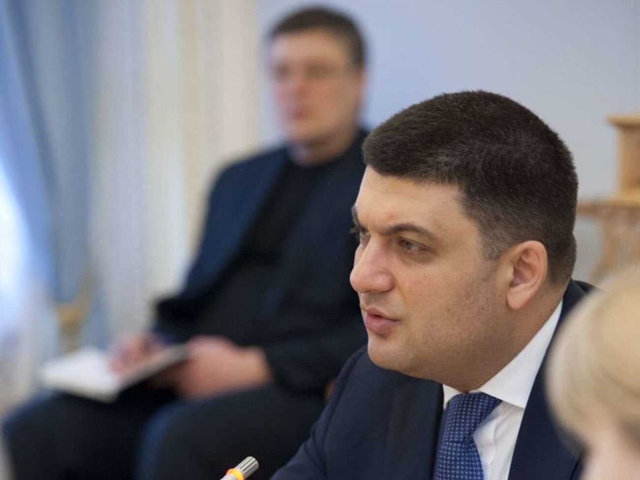 Гройсман: Я понимаю, что переписка в мобильном телефоне – это очень важно, но важнее то, как мы окажем поддержку людям