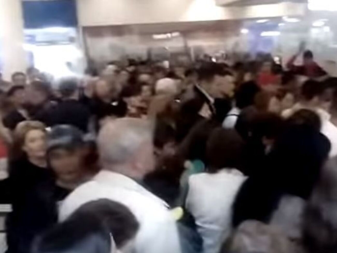 Между пришедшим на акцию горожанином и одним из раздающих лакомство работников центра возник конфликт