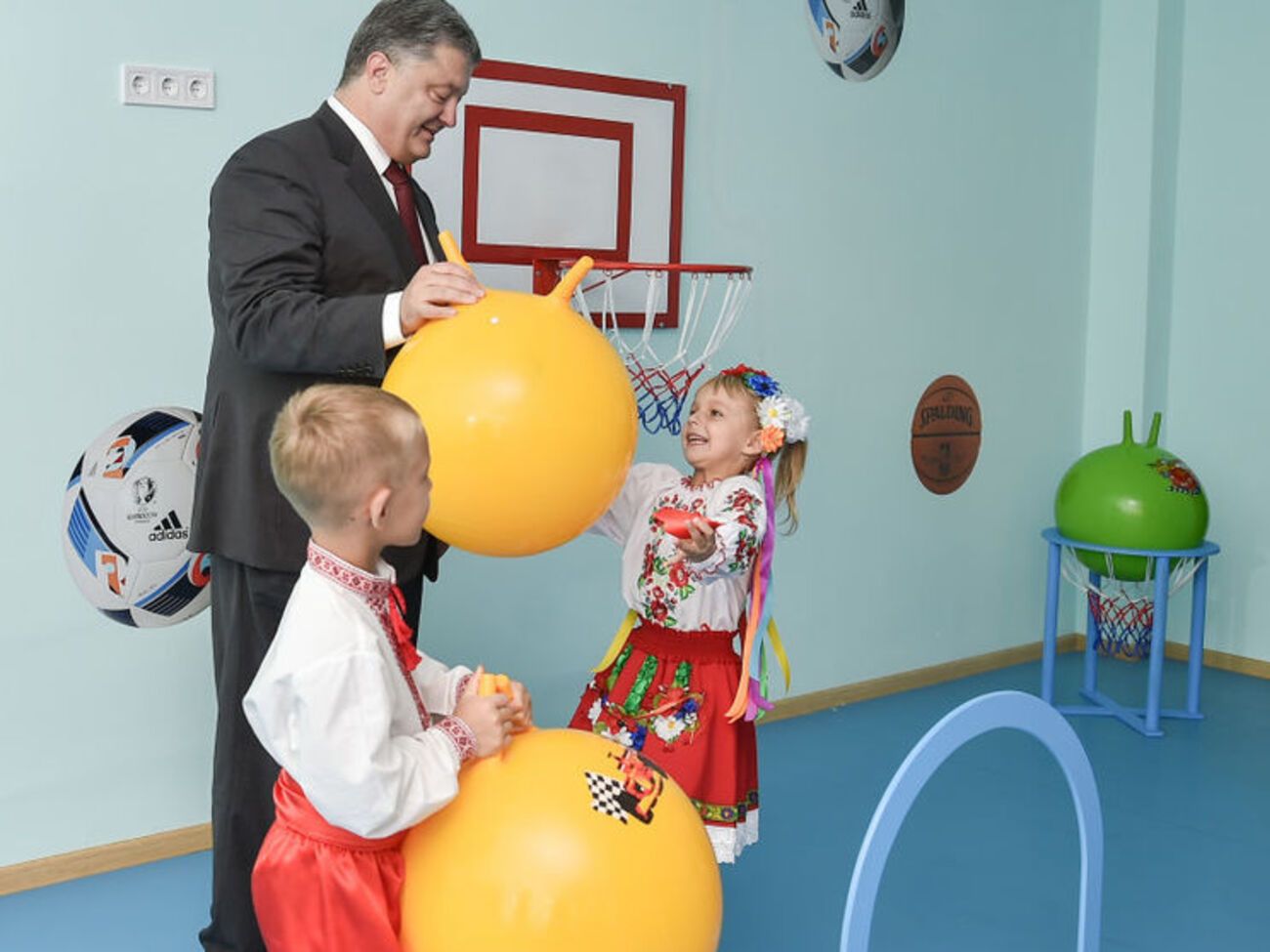 Порошенко открыл детский сад в Днепропетровской области