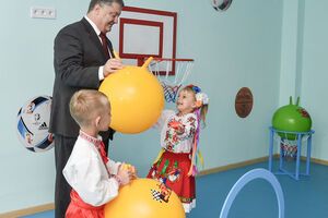 Порошенко открыл детский сад в Днепропетровской области