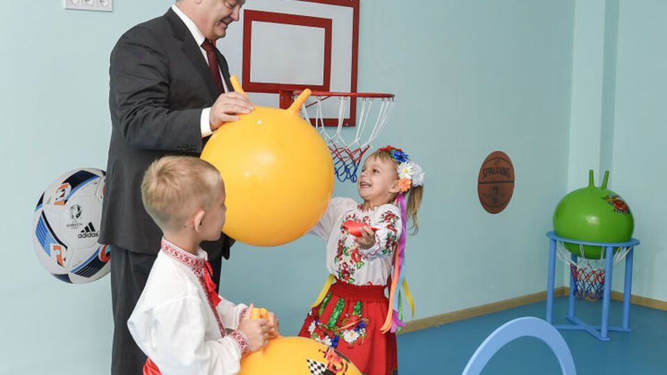 Порошенко открыл детский сад в Днепропетровской области
