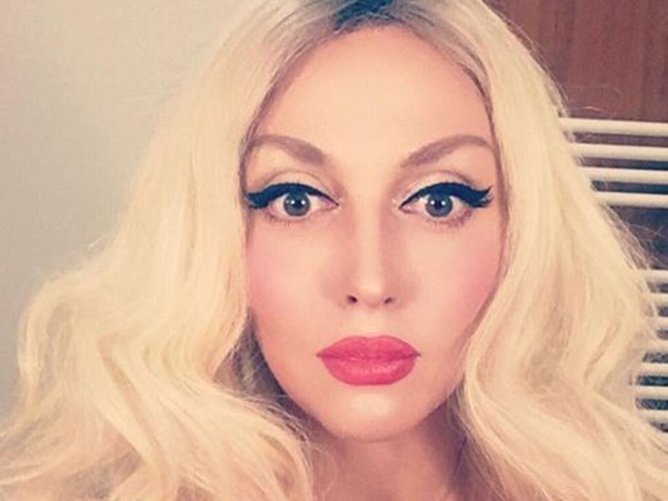 Полякова:&nbsp;У меня сегодня годовщина свадьбы, и совершенным сюрпризом на дороге в Черкассы, где у меня концерт, меня встретила моя семья!