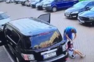 Неизвестный бросил женщину на асфальт