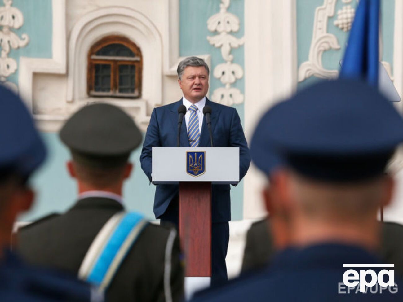 Порошенко заявил, что украинские санкции вскоре будут продлены