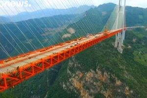 Высота моста – 565 метров