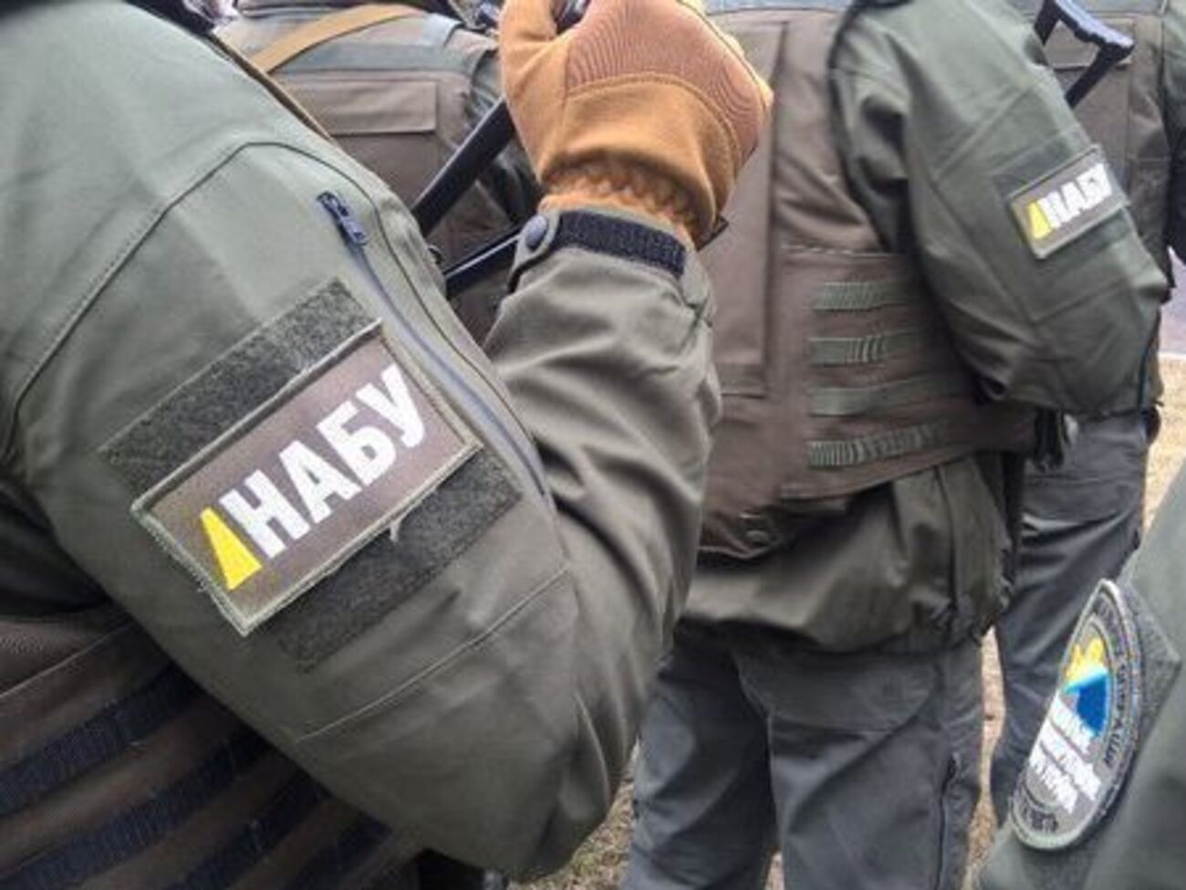 В НАБУ отметили, что сотрудники ведомства имеют служебные удостоверения в виде пластиковой карточки и жетона