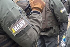 В НАБУ отметили, что сотрудники ведомства имеют служебные удостоверения в виде пластиковой карточки и жетона