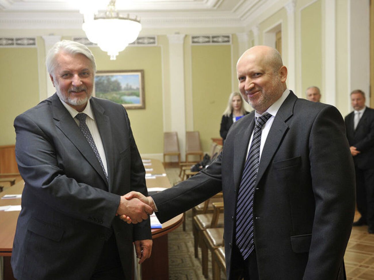 Витольд Ващиковский (слева) заверил Александра Турчинова в поддержке Украины со стороны Польши