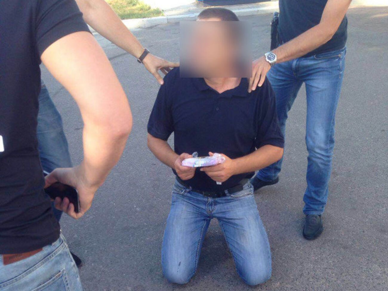 Передача денег проходила в несколько этапов, во время одного из которых главу сельсовета задержала полиция