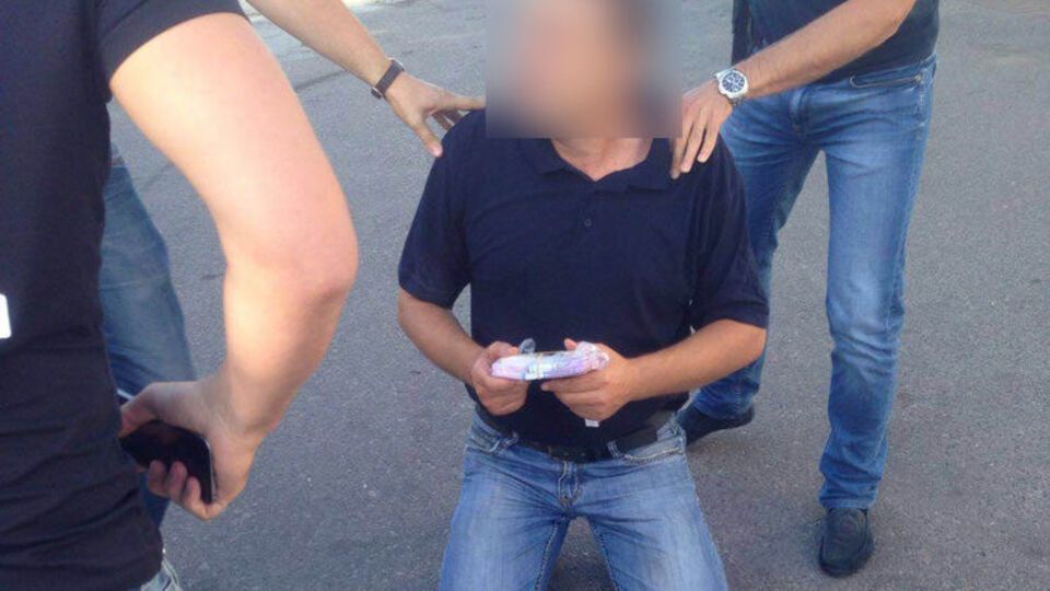 Передача денег проходила в несколько этапов, во время одного из которых главу сельсовета задержала полиция