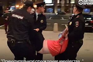 Полиция задержала людей, читающих конституцию РФ