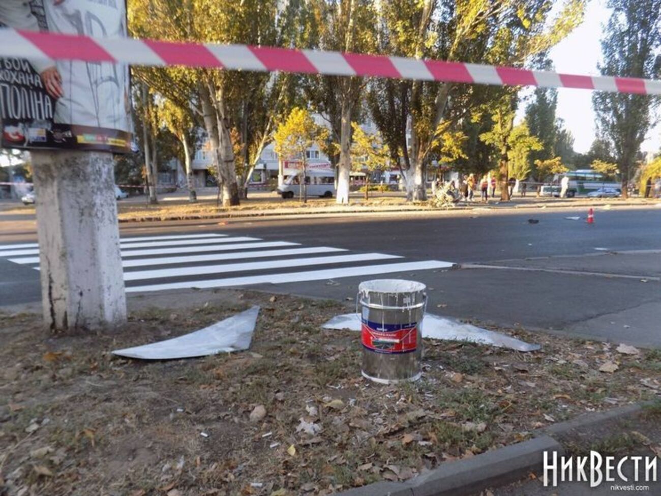Трое сотрудников дорожной службы погибли на месте, еще одного мужчину медики пытались спасти, но безуспешно