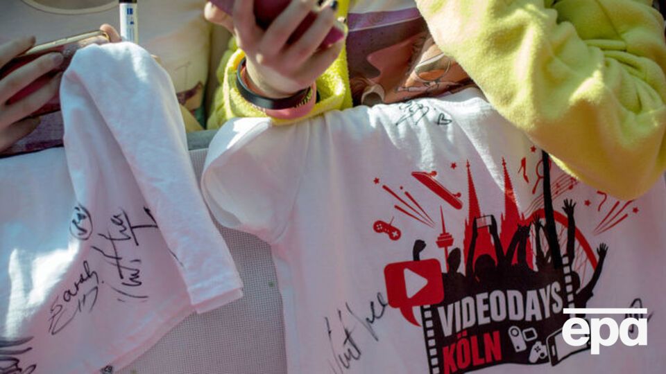 YouTube, на котором размещены как видеоролики, так и аудиозаписи, зарабатывает на размещении рекламы и потом делится прибылью с правообладателями
