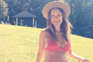 Уайлд: Я просто постою рядом с вашей головой и помолюсь, чтобы роды начались прямо сейчас