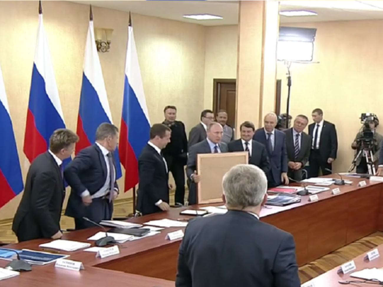 Путин подарил Медведеву картину