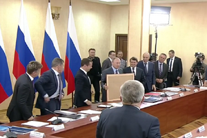 Путин подарил Медведеву картину