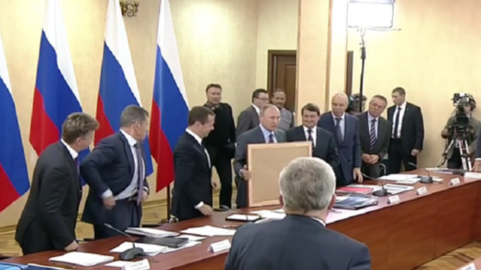 Путин подарил Медведеву картину