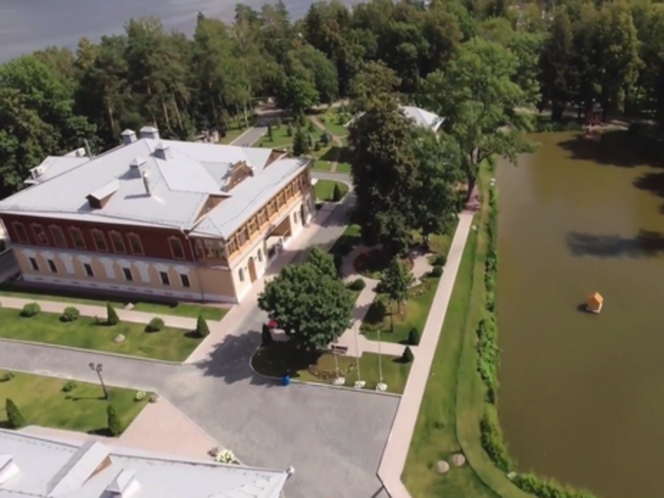 "Секретную дачу" Медведева обнаружил фонд Навального