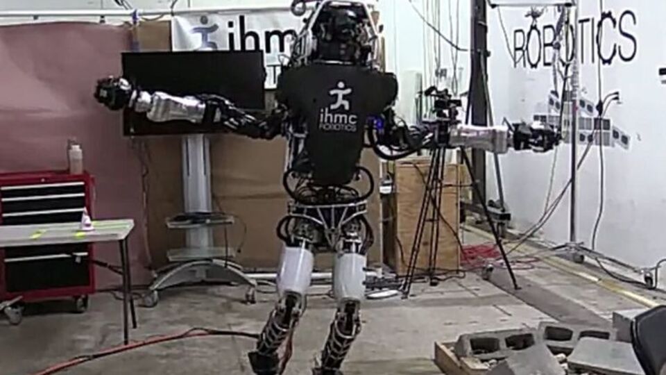 Робот сумел устоять 22 секунды