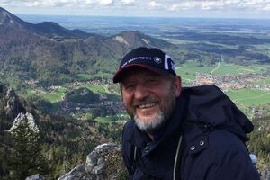 Кох: Медведев показывает на личном примере, как можно держаться без денег